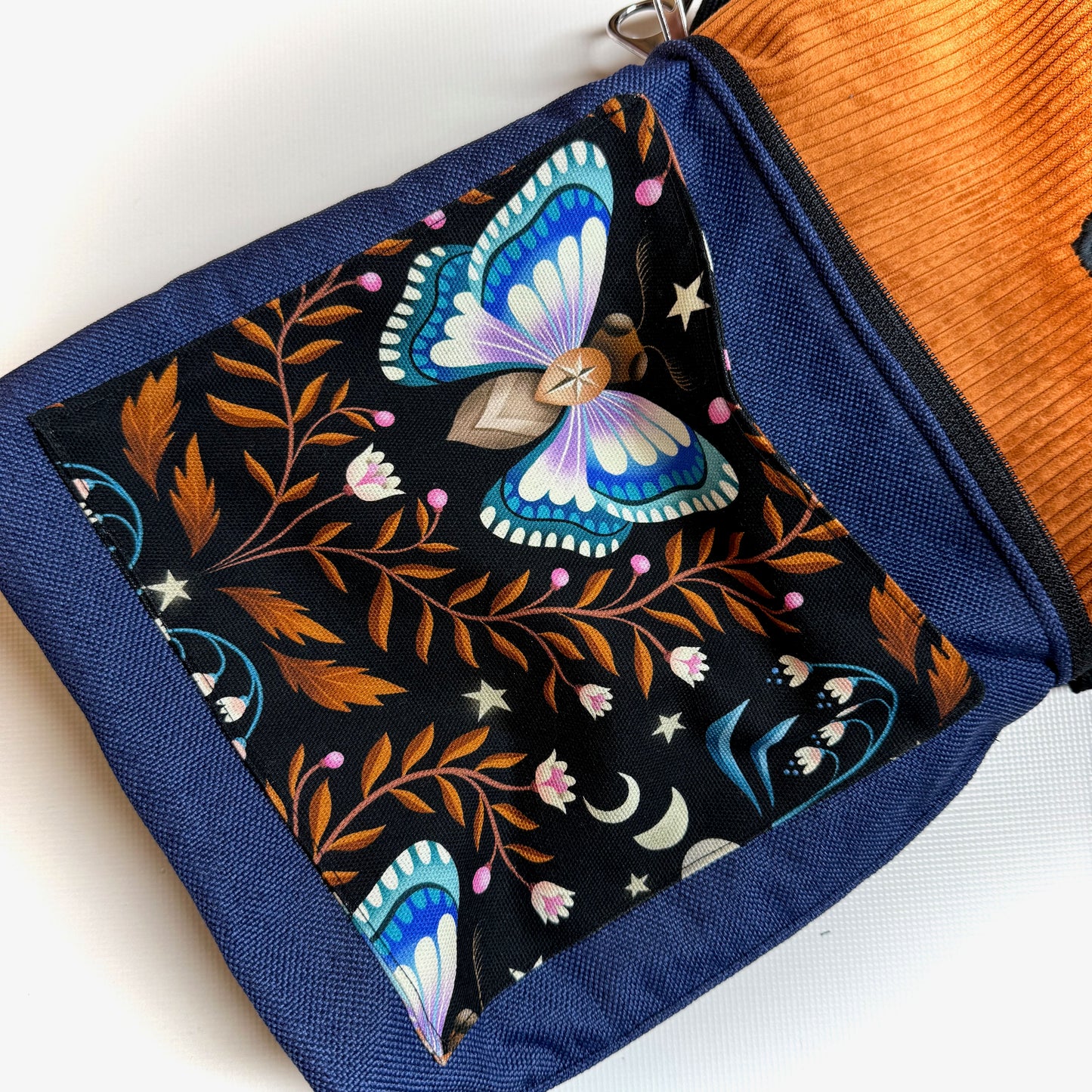 "Petra" im Quadratformat Cord - Einzelstück Luna Moth