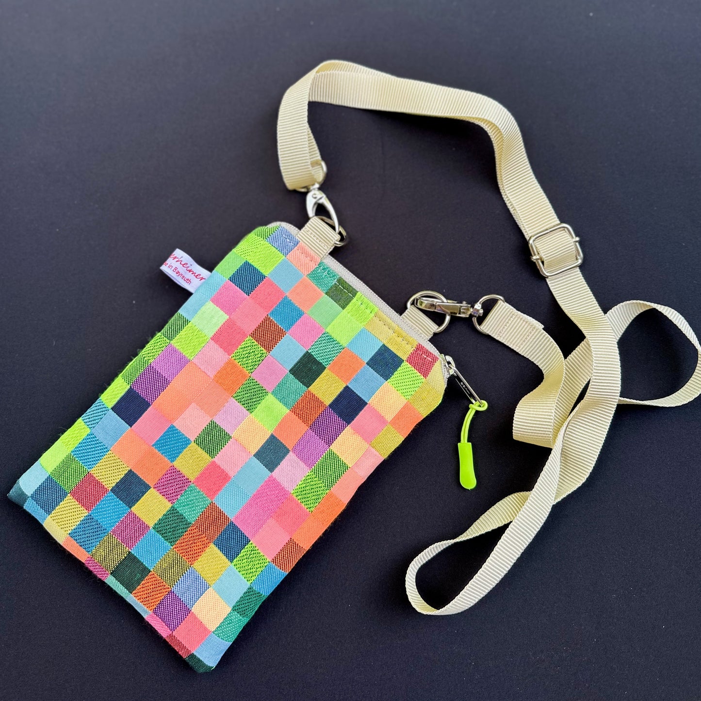 Handytasche "Frieda" - Einzelstück Gobelin Neon Pixel