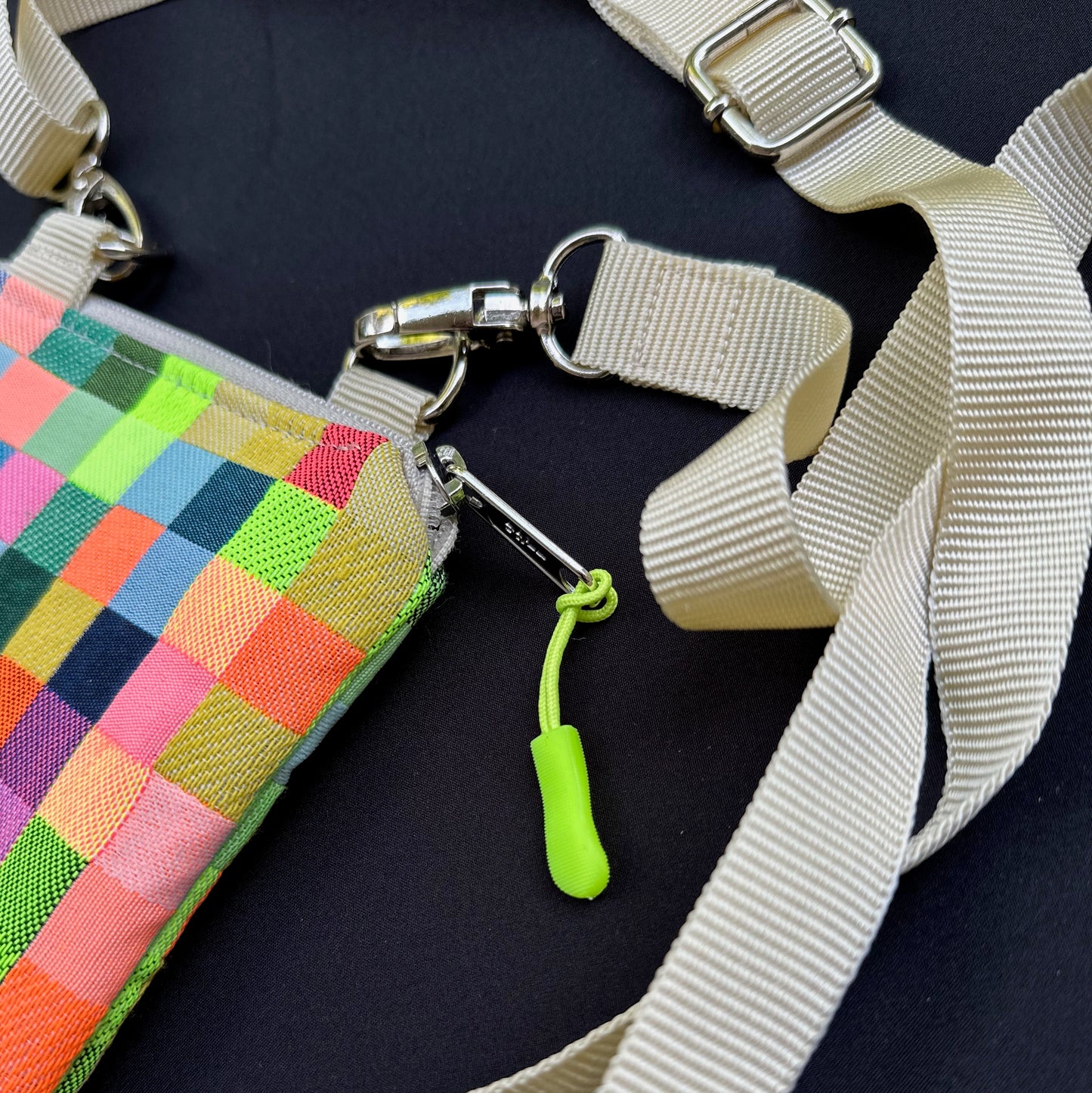 Handytasche "Frieda" - Einzelstück Gobelin Neon Pixel