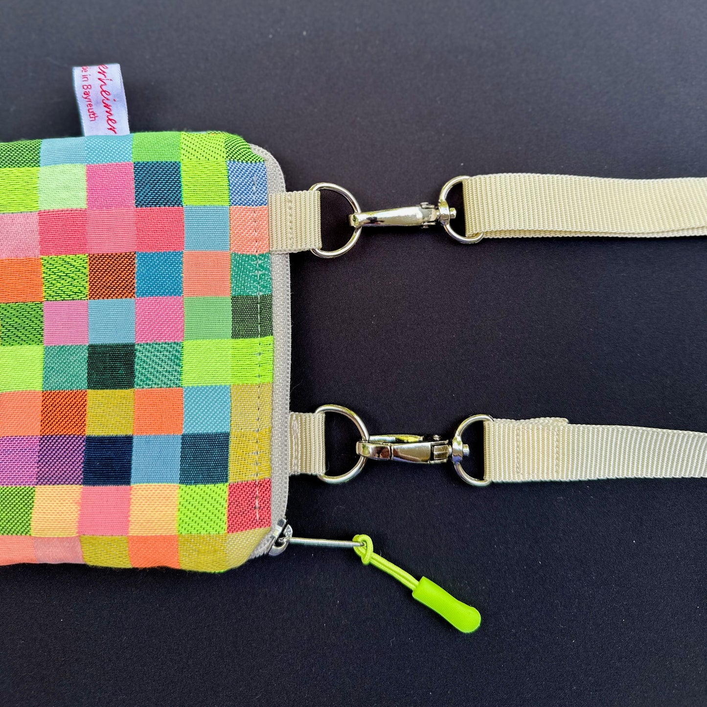 Handytasche "Frieda" - Einzelstück Gobelin Neon Pixel