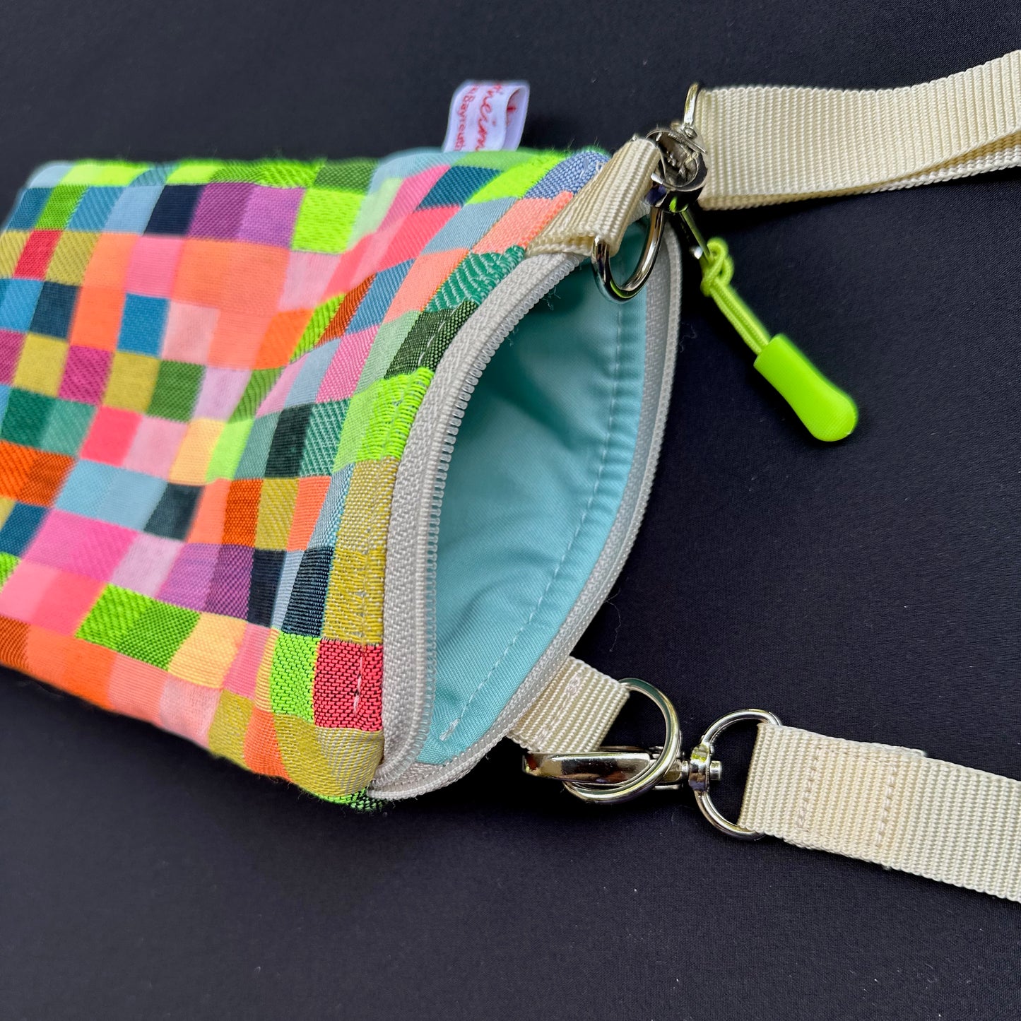 Handytasche "Frieda" - Einzelstück Gobelin Neon Pixel