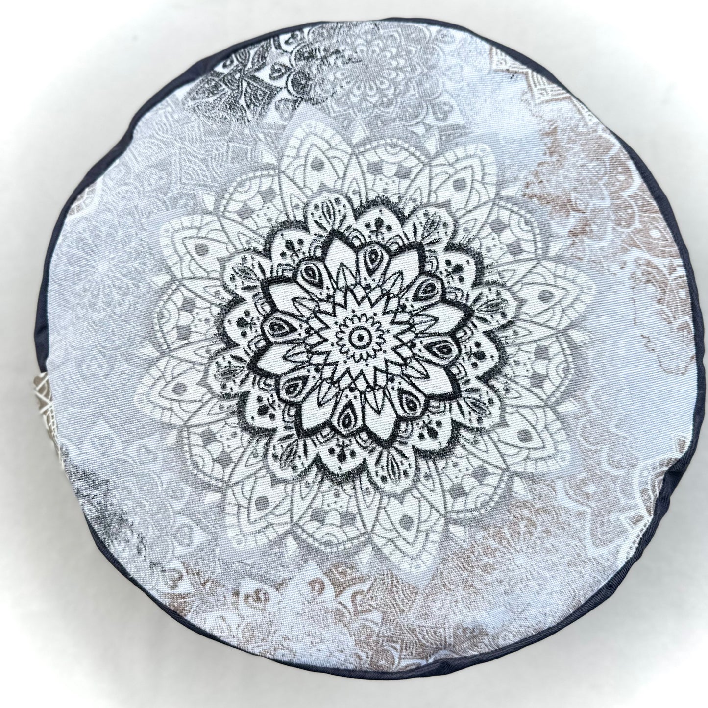 Bodenkissen Mandalas mit grau