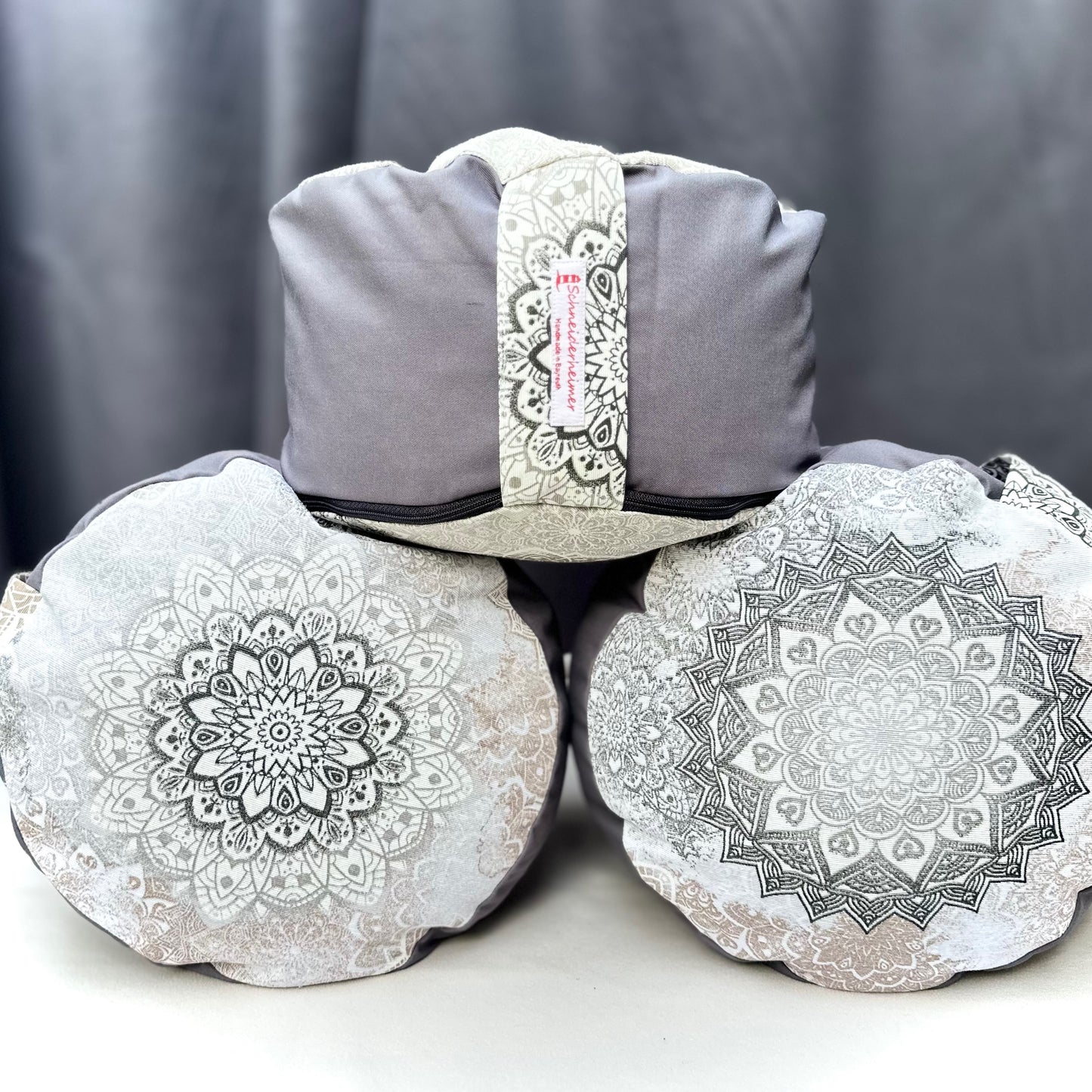 Bodenkissen Mandalas mit grau
