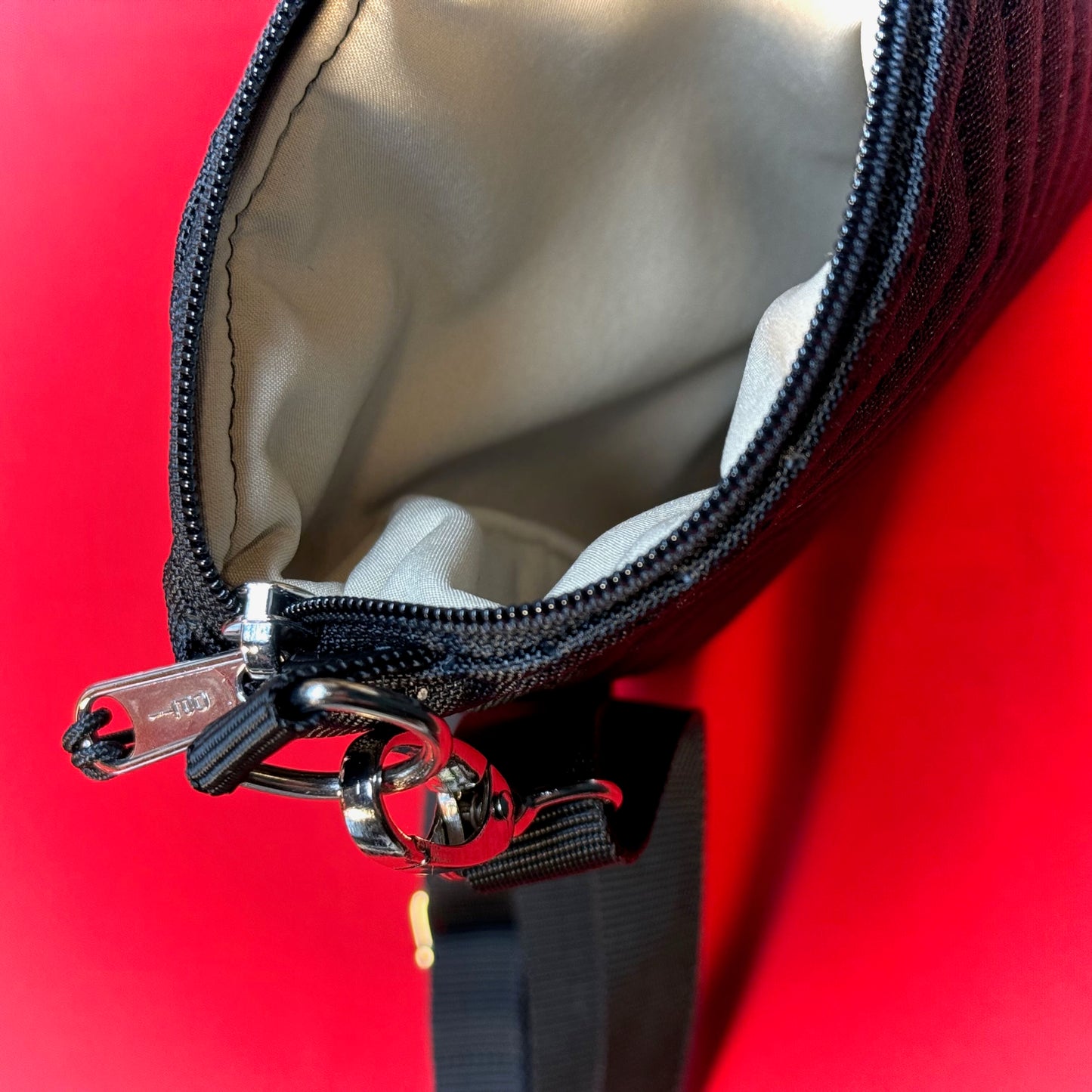 Handytasche "Frieda" in Stepp - Einzelstück Schwarz