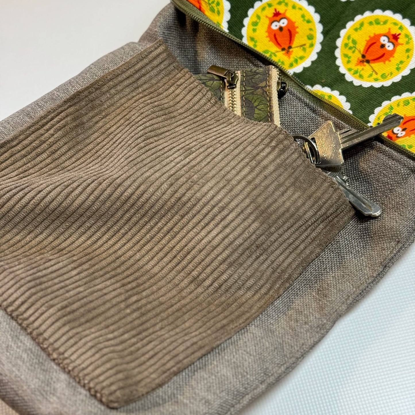 "Petra" im Quadratformat -  Einzelstück Cord mit Fröhlichen Eulen