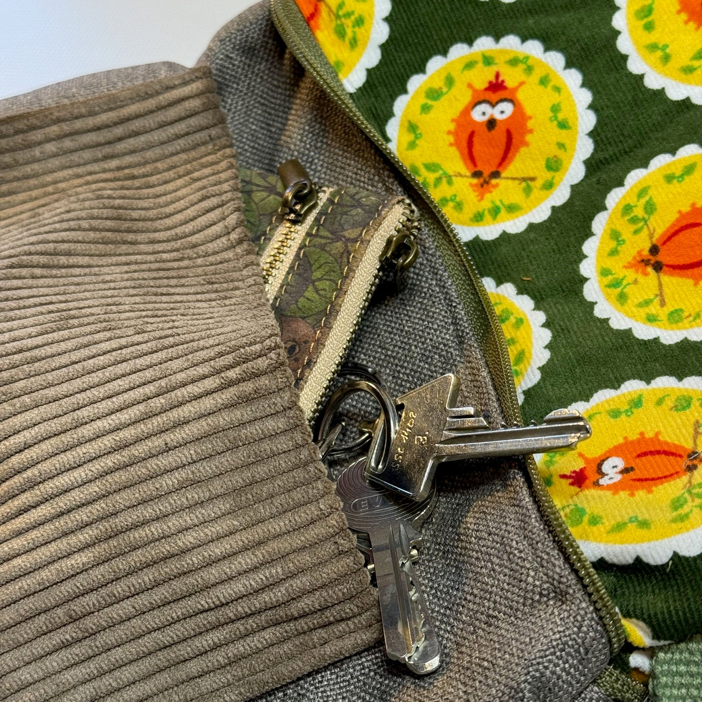 "Petra" im Quadratformat -  Einzelstück Cord mit Fröhlichen Eulen