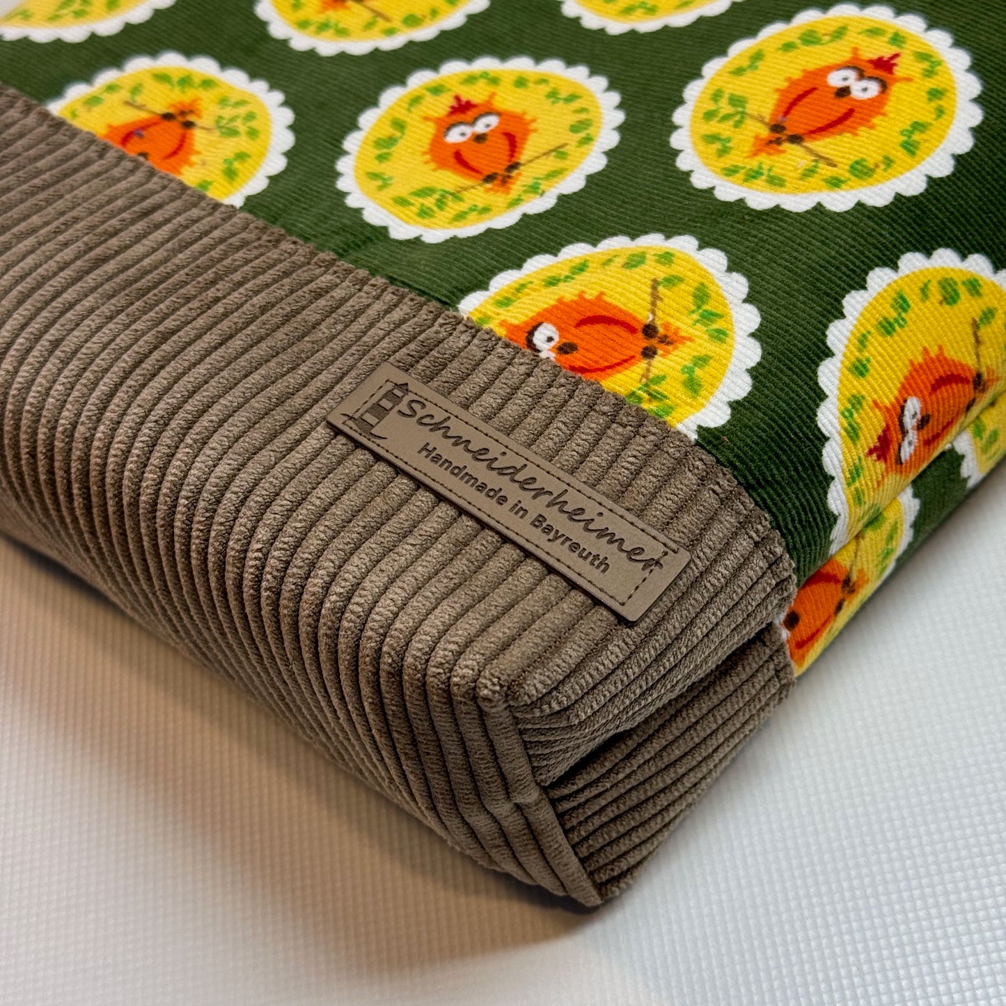 "Petra" im Quadratformat -  Einzelstück Cord mit Fröhlichen Eulen