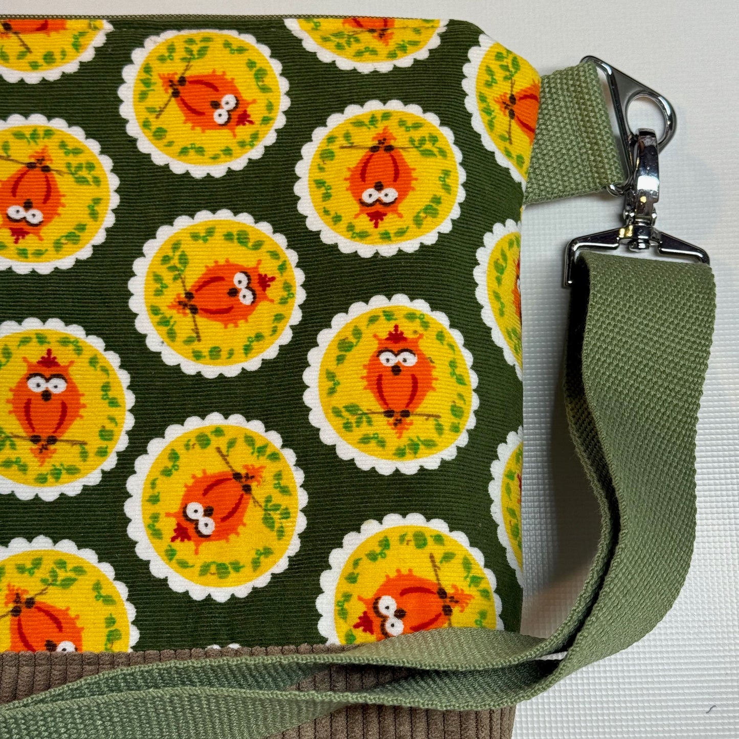 "Petra" im Quadratformat -  Einzelstück Cord mit Fröhlichen Eulen