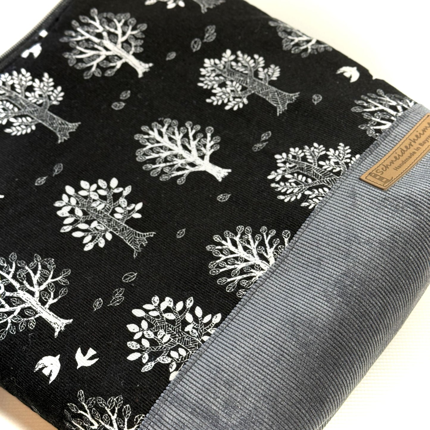 "Petra" im Quadratformat -  Einzelstück Cord mit Bäumen