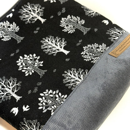 "Petra" im Quadratformat -  Einzelstück Cord mit Bäumen