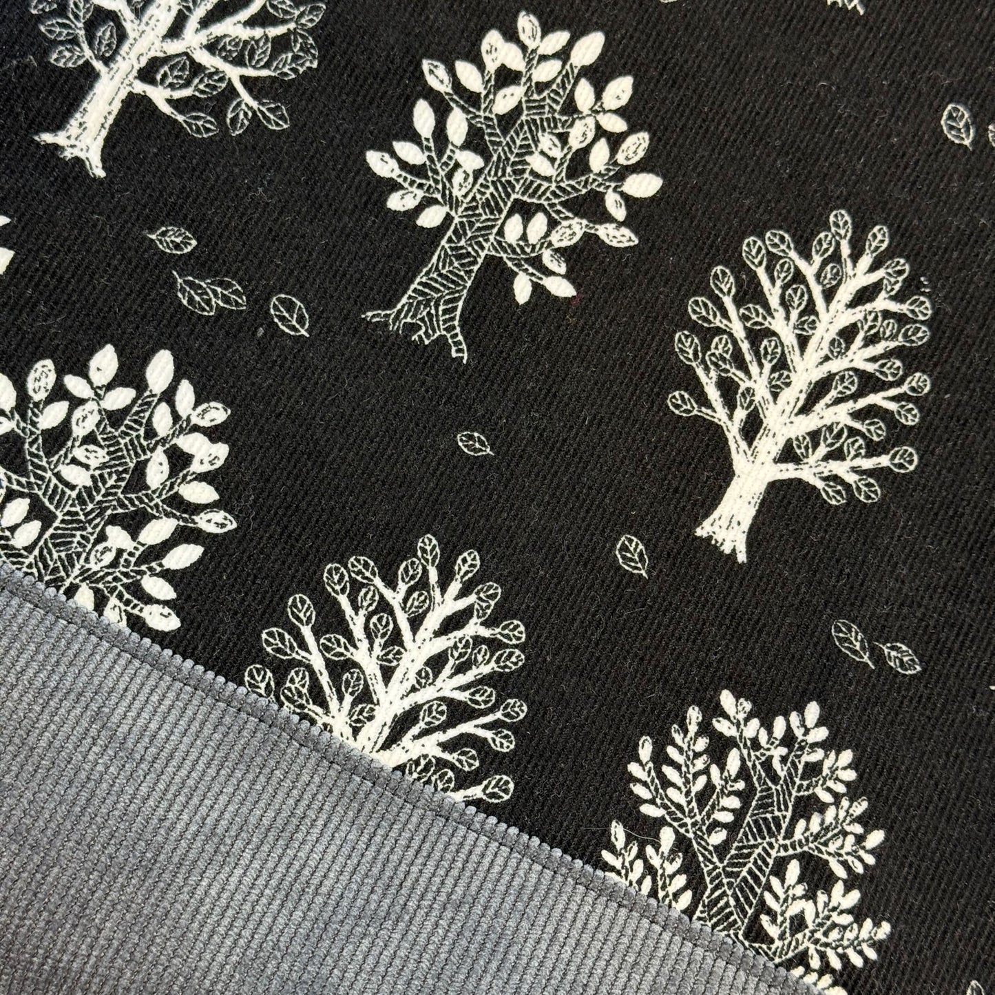 "Petra" im Quadratformat -  Einzelstück Cord mit Bäumen