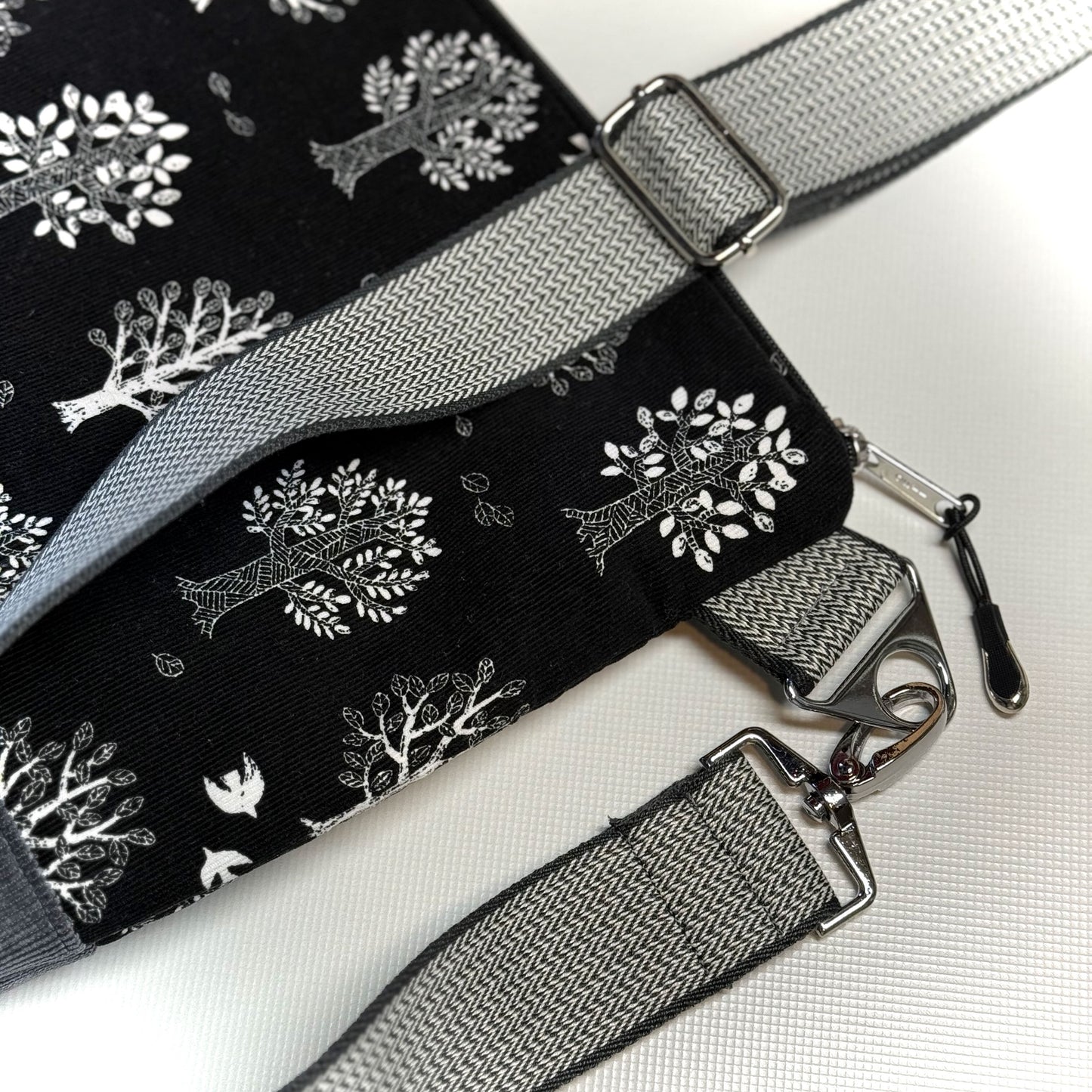 "Petra" im Quadratformat -  Einzelstück Cord mit Bäumen