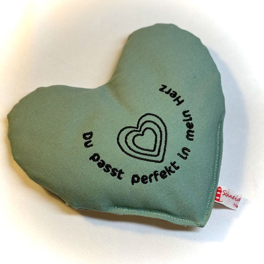 "Herzenswärmer" bestickt -  "Du passt perfekt in mein Herz" Salbei