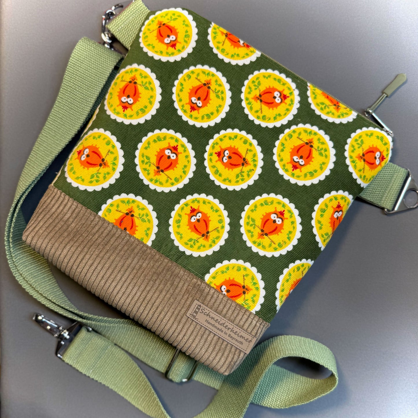 "Petra" im Quadratformat -  Einzelstück Cord mit Fröhlichen Eulen