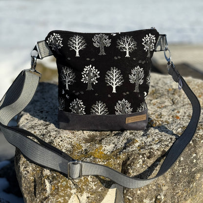 "Petra" im Quadratformat -  Einzelstück Cord mit Bäumen