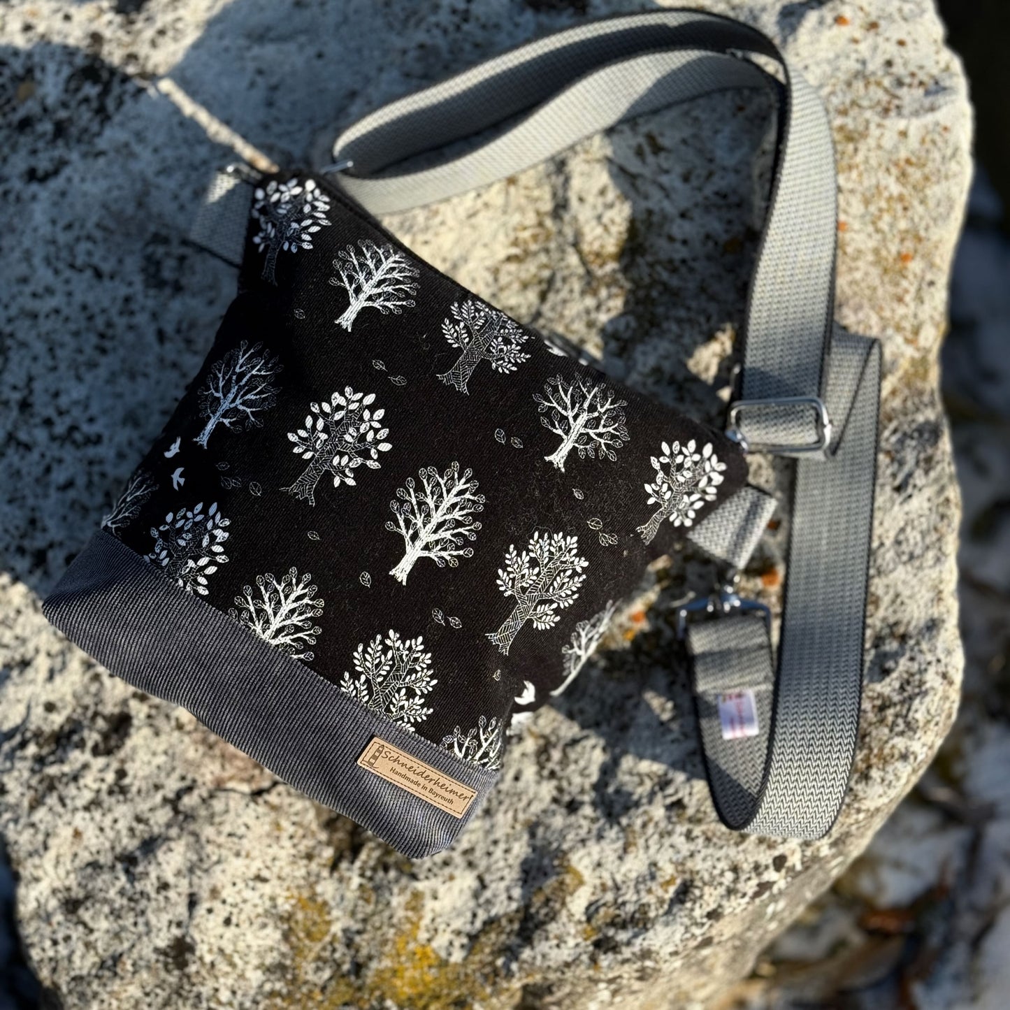 "Petra" im Quadratformat -  Einzelstück Cord mit Bäumen