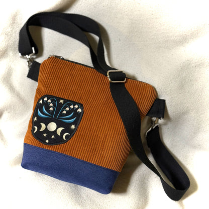 "Petra" im Quadratformat Cord -   Einzelstück Luna Moth