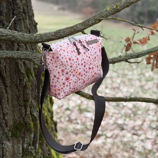 Umhängetasche "Leni" allwettertauglich- EInzelstück Blümchen
