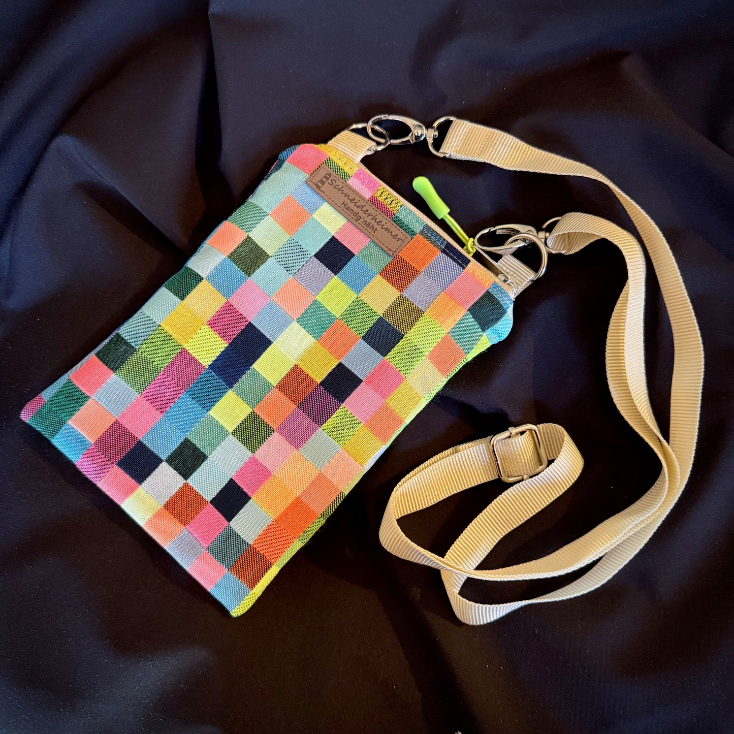 Handytasche "Frieda" - Einzelstück Gobelin Neon Pixel
