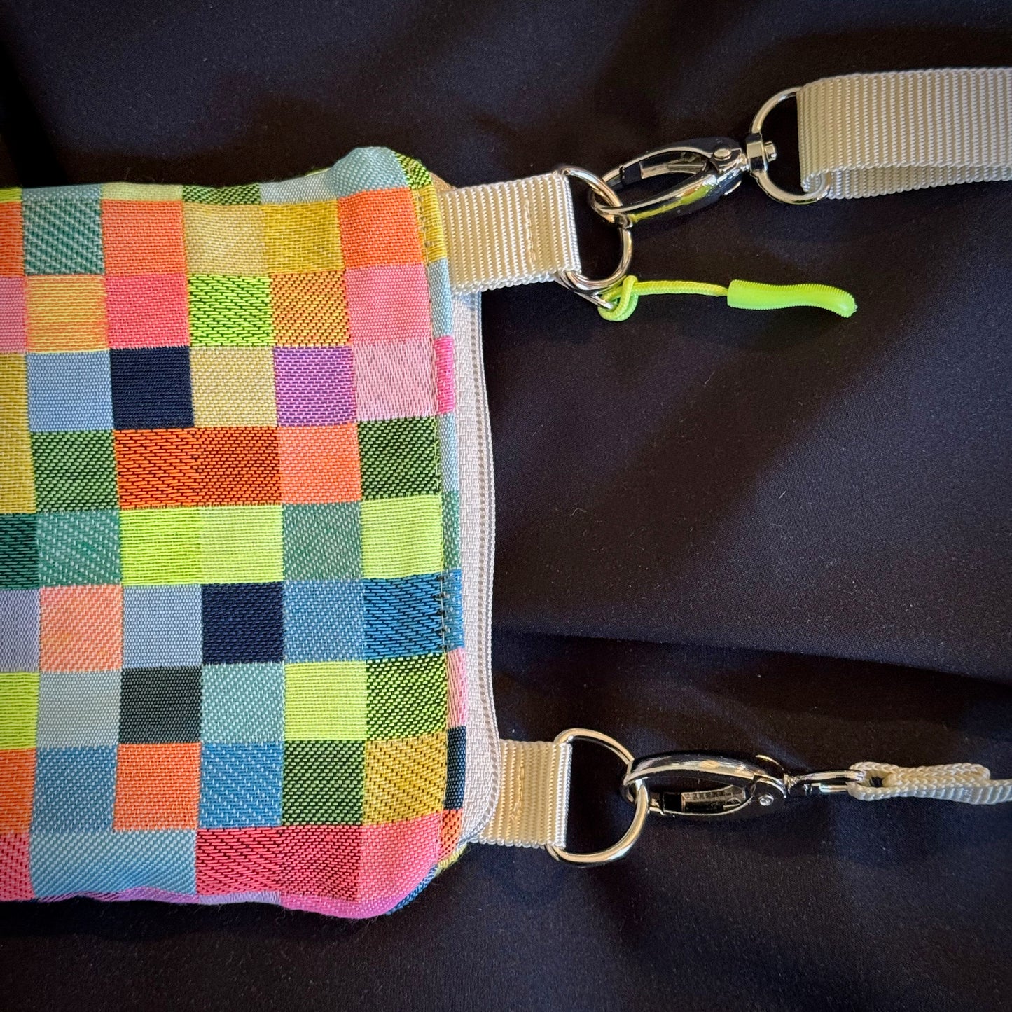 Handytasche "Frieda" - Einzelstück Gobelin Neon Pixel