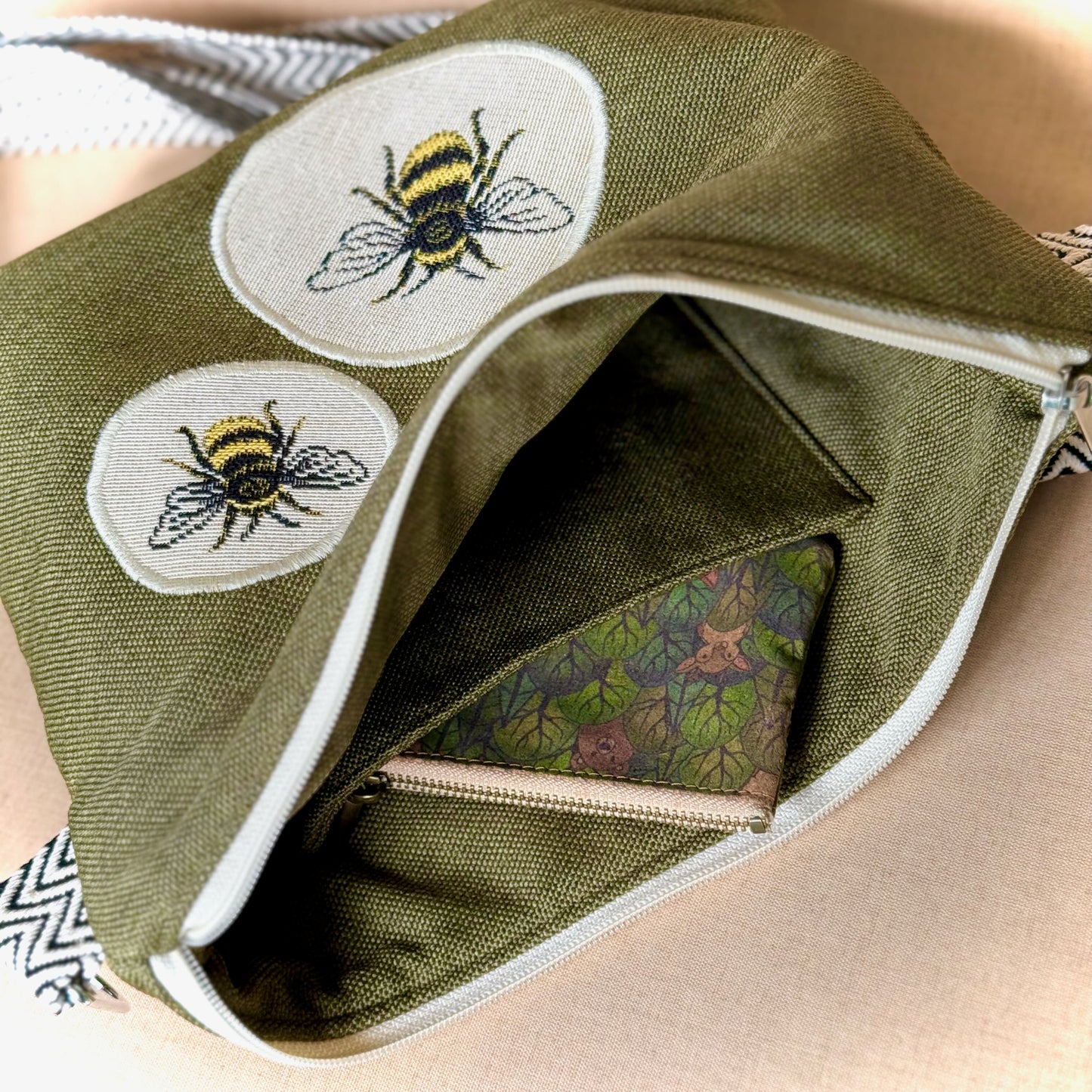Umhängetasche "Petra"- Einzelstück Bienen
