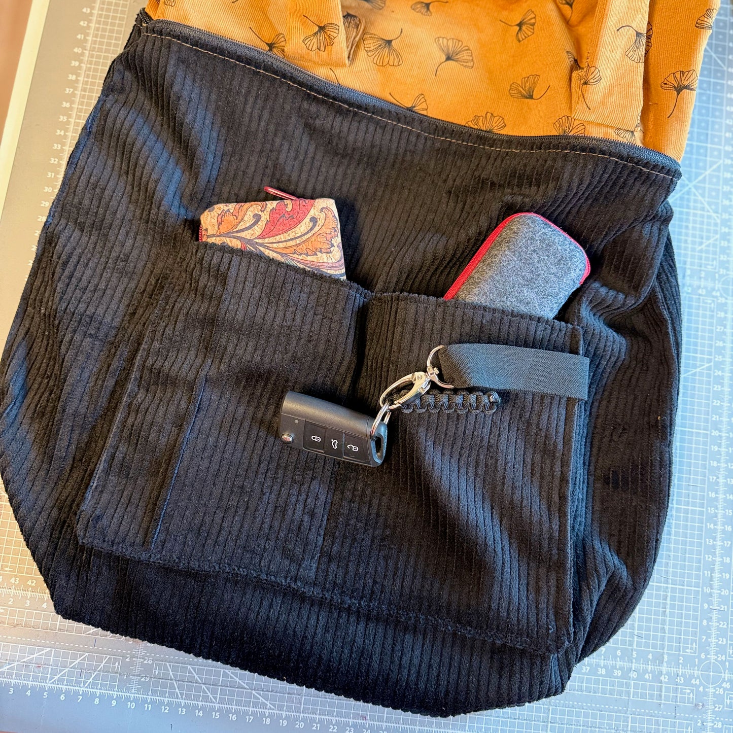 "VielKramBeutel" Cord-Shopper - Einzelstück Gingko