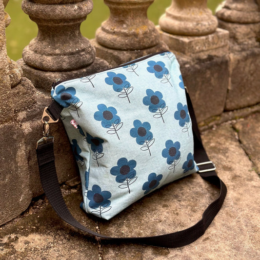 Umhängetasche "Kerstin" Kleingröße - Einzelstück Retro Flowers