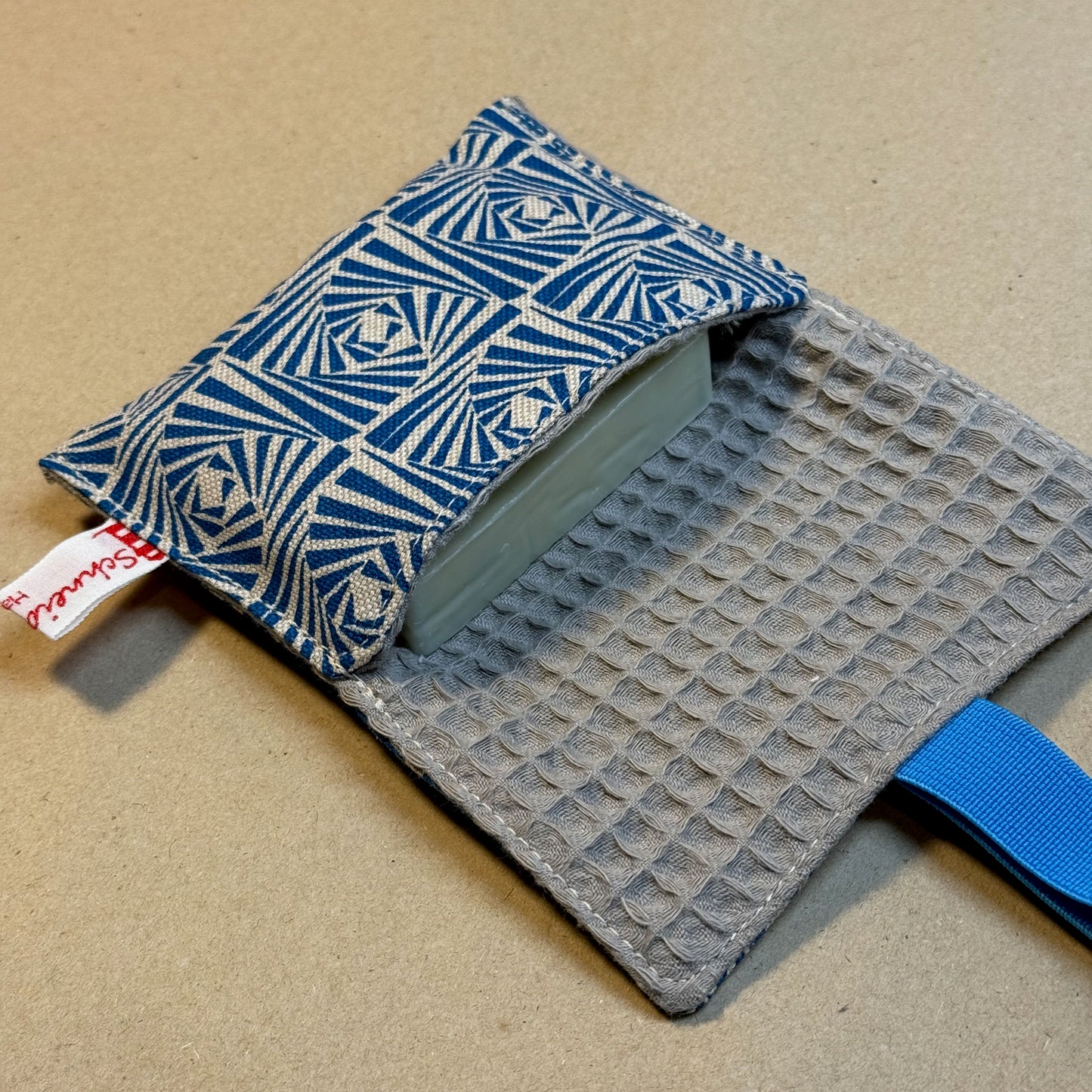 "Seifentäschchen" - Einzelstück Grafisch Türkis